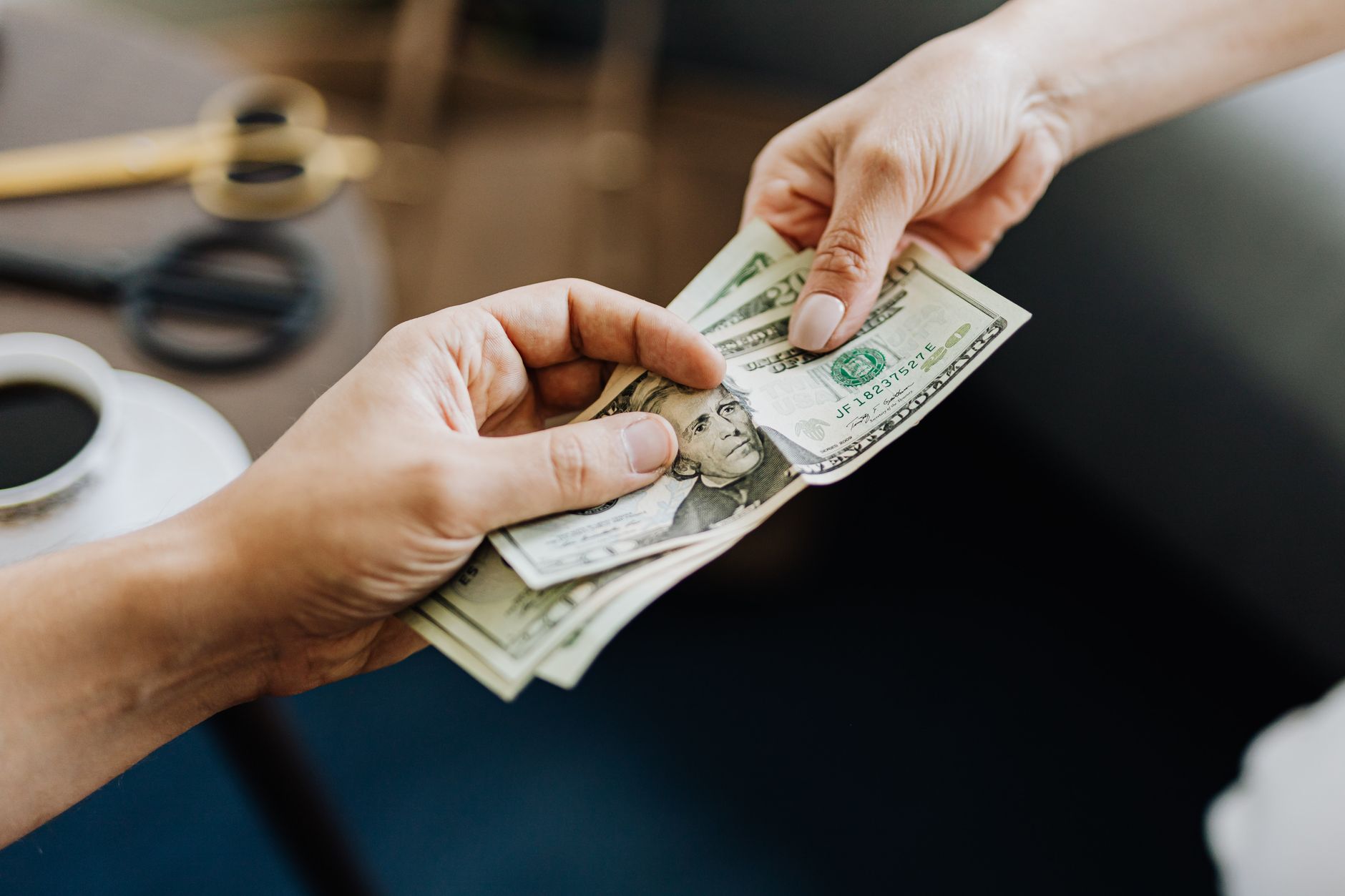Finanzieller Missbrauch – wenn Geld zur Leine wird